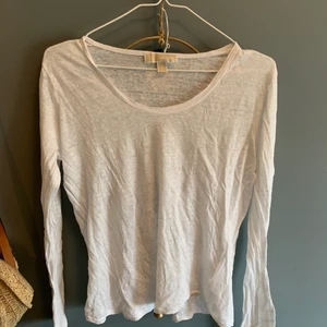 Michael kors, enkel tröja strlk M - Väldigt skön och härlig tröja från mk i toppskick med fin detalj på ryggen. 