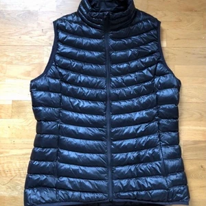 Svart dunväst Stadium - Från stadium everest. Strl 42 använd Max 3 gånger. Nypris 500kr säljes för 350kr