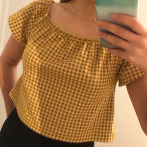 Topp, S - Säljer nu den här jättefina toppen från zara💛🌼  materialet är ganska tjockt och väldigt stretchigt✨✨