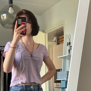 Lila topp - Här är en söt lila topp från monki! Den är endast använd 2-3 gånger och är som i ny skick <3 dm om ni har några frågor :)