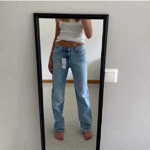 Säljer mina oanvända SLUTSÅLDA midrise jeans i storlek 36! Buda i kommentarerna eller skriv privat. KÖP DIREKT:490+frakt!💕