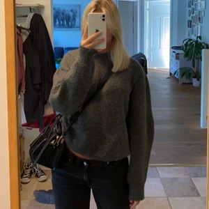 Stickad tröja - Säljer nu min skit snygga stickade tröja från zara som passar perfekt nu till hösten. Säljer för den inte har kommit till någon användning. Storlek S men jag skulle säga mer en M. 