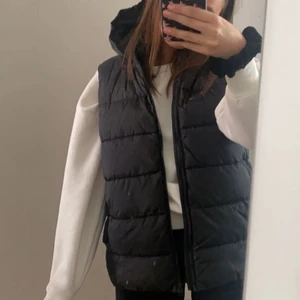 Svart väst med luva  - Säljer denna supersnygga svarta västen med luva från Zalando, barnavdelningen. Aldrig använd då jag tycker den är för översize för mig som är en xs. Skriv för mer bilder💕💕💕