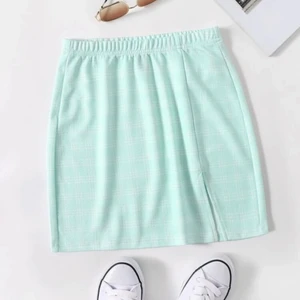 Mintgrön kjol - Jättefin kjol i en superhärlig färg till sommaren och med en slits på benet. Aldrig använd och priset går att diskuteras!:)