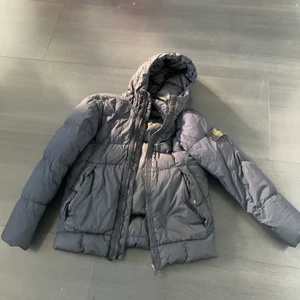 Stone island jacka storlek L - Stone island jacka i helt ok skick. Skulle varit mycket bra skick om inte hålet under patchen fanns. Men men. 