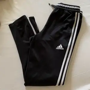 Adidas byxa strl 11-12 år men min dotter som har xsmall har haft dom så en xsmall passar de oxå