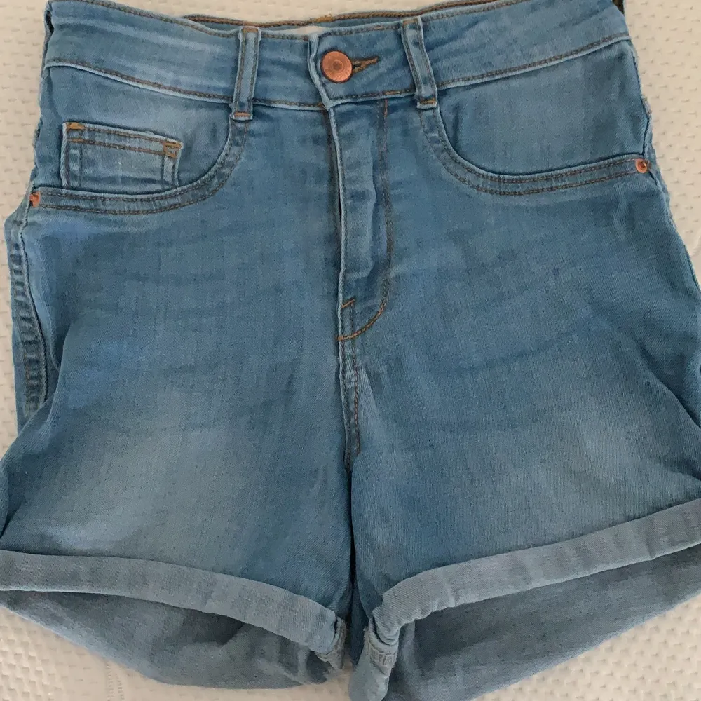 Väl använda shorts från Gina Tricot, men inget fel på dem. Strl S. Nypris: 200kr. Shorts.