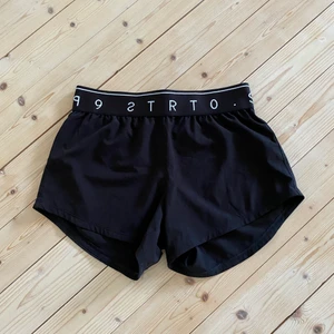 Svarta shorts - Knappt använda, i fint skick. Passar som S. Köp nu!
