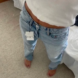 Jeans - (Lånad bild!) Däljer mina ”mid rise straight leg jeans”. Väldigt fina storleken är 36.💕💖💞 Buda gärna