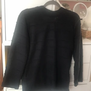 Pieces brand-  lång arm i svart  - En fin top i svart ,helt oanvänd, nytt med tag på,mjukt material,långa armar,Vero moda,st.XL 