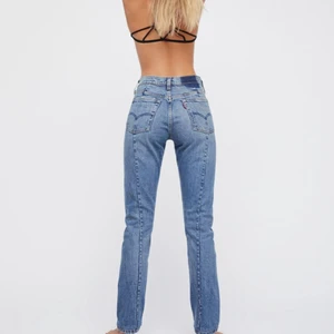 Supersnygga Levi’s altered 501 skinny  - W 26 L 30 - hög midja med knappgylf. Tycker de är så snygga men använder dem inte tillräckligt för att ha kvar. Hittade dem på revolve för 1500. Nyskick. Rensar garderoben så kolla gärna in mina andra annonser, mest märkeskläder 