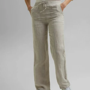 Esprit linnebyxor  - Fina linnebyxor som är slutsålda , använd fåtal gånger. Inte smutsiga eller trasiga någonstans. Storlek 36. Köptes för 700kr. Kan bytas mot Roxy linnebyxor 