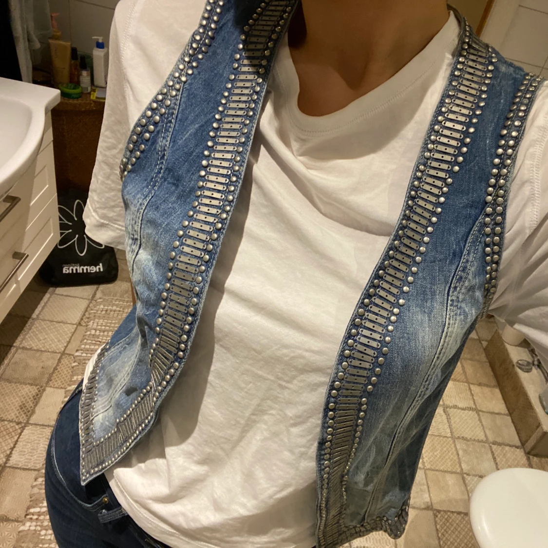 Jeansväst med nitar i silver