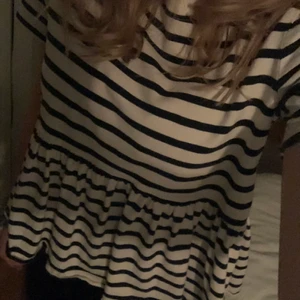 Randig tröja zara - Säljer denna trendiga tröja från zara❤️passar xs också. Frakt tillkommer 