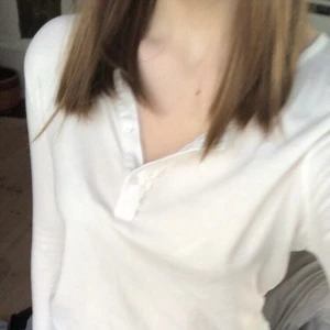 Vit långärmad tröja - En jättefin långärmad T-shirt med knappar där fram. Storlek 158/164 men passar mig som bär xs/s