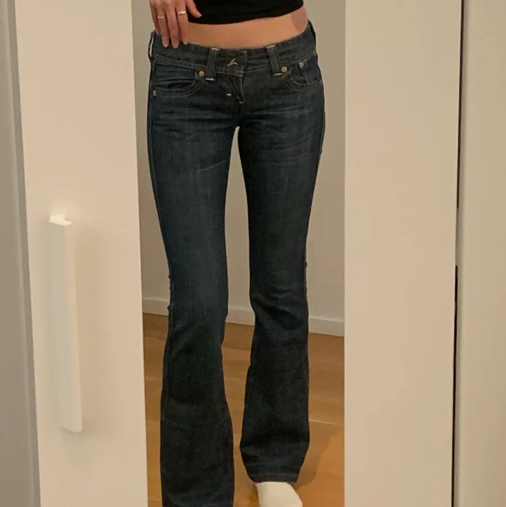 Levi's jeans i bootcut modellen ”Marissa” med jätte snygg mörkblå tvätt. Använda men i bra skick. Ganska små i storleken skulle säga att dem ligger mellan 25/32 och 24/32.   81 cm innerbens längd💕 (är 167 cm lång). . Jeans & Byxor.