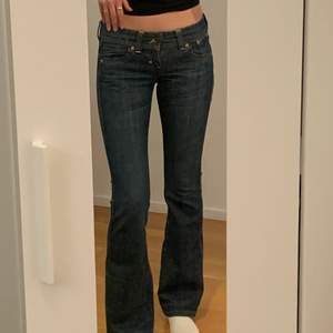 Levi's jeans i bootcut modellen ”Marissa” med jätte snygg mörkblå tvätt. Använda men i bra skick. Ganska små i storleken skulle säga att dem ligger mellan 25/32 och 24/32.   81 cm innerbens längd💕 (är 167 cm lång). 