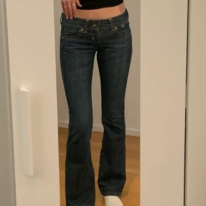 Levis - Low waist jeans - Levi's jeans i bootcut modellen ”Marissa” med jätte snygg mörkblå tvätt. Använda men i bra skick. Ganska små i storleken skulle säga att dem ligger mellan 25/32 och 24/32.   81 cm innerbens längd💕 (är 167 cm lång). 