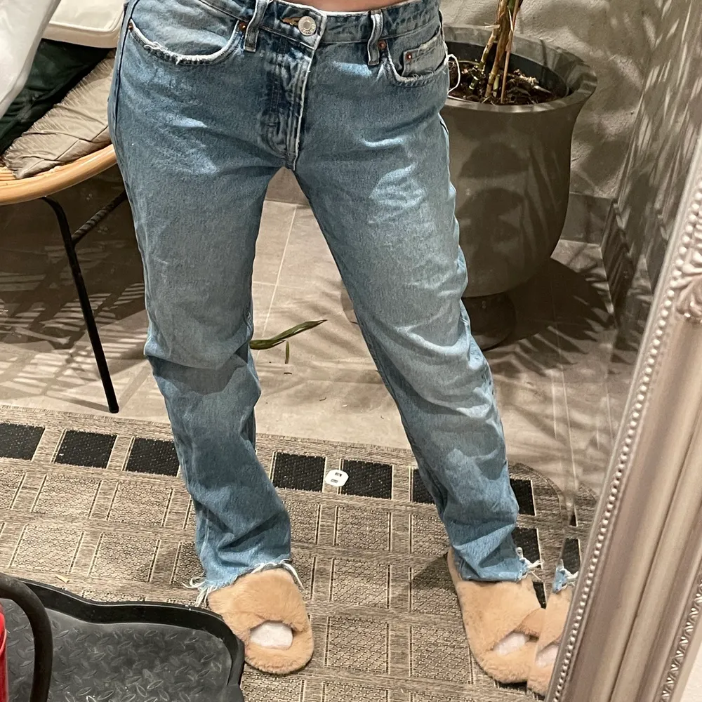 mid Rise jeans från zara, säljer pga för stora för mig. Farkut & Housut.