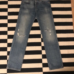 Levis jeans  - Ett par snyggt snygga Levis 501! Extrem snygg färg med ett kvalitativt material!! Dom snygga hålen fanns när jag köpte dom i butik! Skick 10/10! Tveka inte att höra av dig vid eventuella frågor! Köpta för ca 1000 kr! 