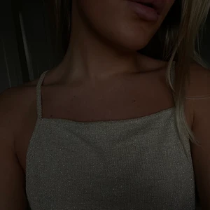 Glitter topp - Guld-glittrig topp strl M men passar mig som har xs-s i vanliga fall 🤎 köparen står för frakt ❤️‍🔥