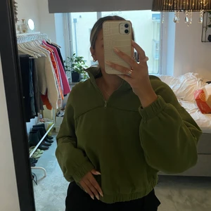 Sweatshirt  - Cool zipup tröja från Weekday! Superskön men kommer tyvärr inte till användning längre!💕