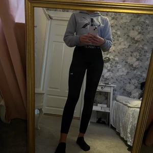 Nike träningsbyxor  - Super bekväma Nike byxor, har ett par till liknande därför säljer jag dom här, i super bra skick trots att jag andvönt dom flera gånger😌 Det är storlek M men skulle passa s och xs dom är väldigt små i storleken jag köpte dom för ca 3 år sen å då kunde jag ha dom🙃