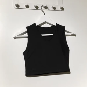 gc2b binder - Gott skick, knappt använd binder från gc2b som jag växte ur när jag gick upp i vikt. Ha aldrig en för liten binder men för stor är okej, träna inte i den här bindern, simma inte i den, sov inte i den, ha den inte på i mer än 8 timmar. Det är bra att hosta då och då och ta en paus med den av i några minuter. Tvättråd finns på gc2b. Passar för transpersoner, cosplayers eller folk som bara vill vara lite plattare! 