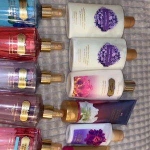 10st Victorias secret och 1 escada  - Hej hej! Säljer nu fem body lotions från Victorias secret och en body lotion från Escada i doften elixir. Säljer även fem body mist från Victorias secret (se dofter på både creme och mist på bilden) så goda dofter men säljes tyvärr då dem inte kommer till användning. Hämtas helst eller möts upp. 500kr för alla 11🥰