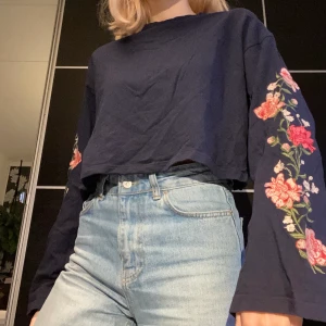 Tröja - Tunn croppad tröja med utsvängda ärmar 