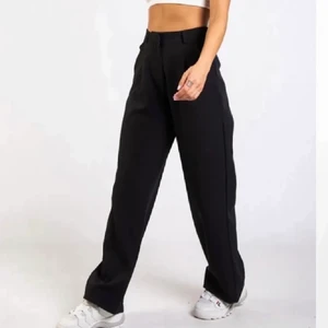 Kostymbyxor - Säljer dessa jätte fina kostymbyxor från Madlady som inte kommit till så mycket användning. Storlek S. Säljer för 130kr. Köparen står för frakten!