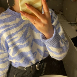 Zebra mönstrad tröja från shein - Jag säljer en blå tröja med zebra mönster i riktigt bra skick. Använd ungefär 4 gånger. Säljer då den tyvärr inte kommer till användning. 