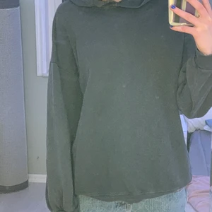 hoodie - grå hoodie från gina tricot💞 köpt för några år sedan och använd så den är inte i nyskick men ändå bra skick💕 ganska tunn, storlek xs men sitter lite oversized💗 kan mötas upp i stockholm, köparen står för frakt annars💓