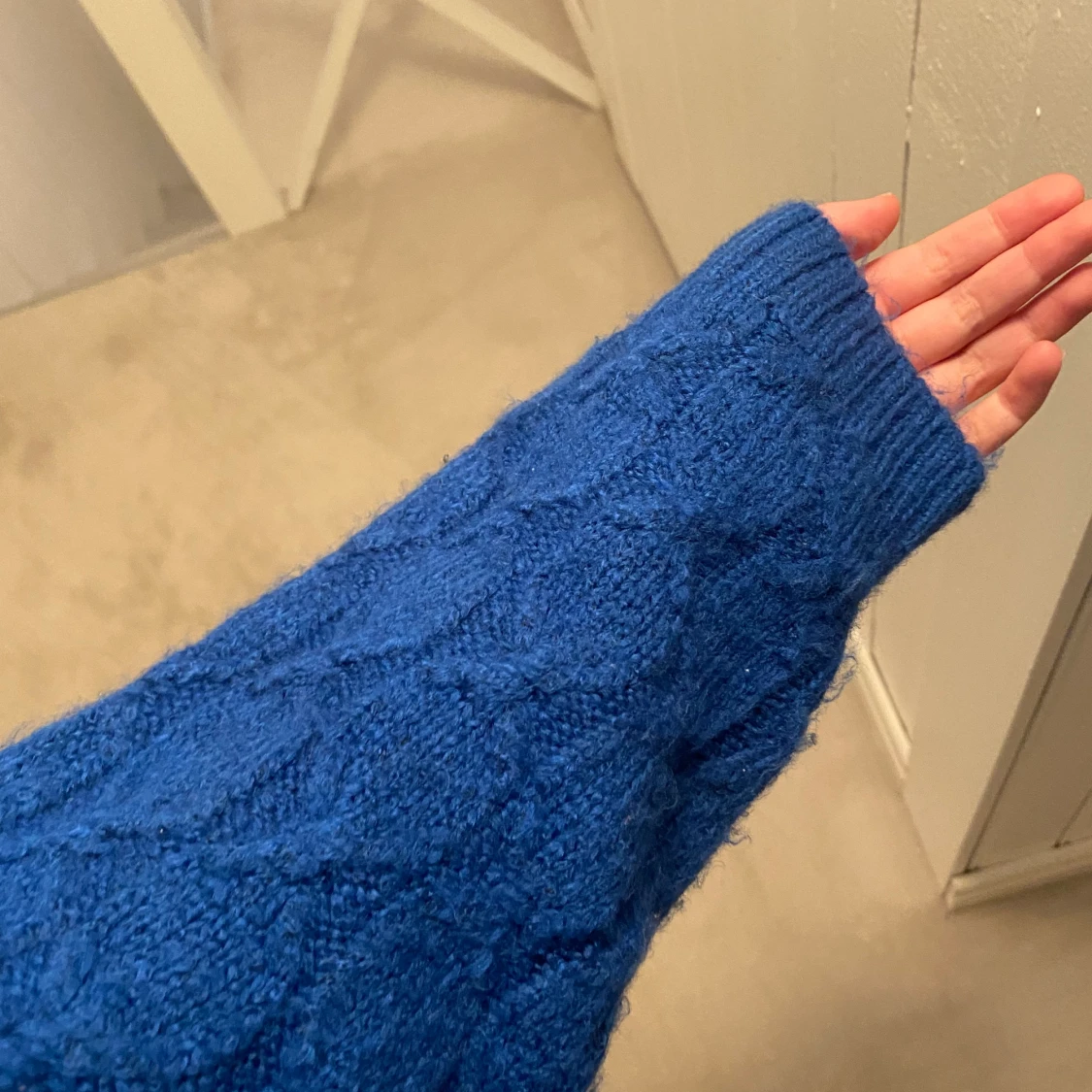 Blå stickad tröja - 90