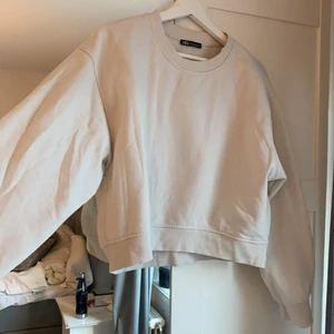 Kroppad sweatshirt  - Grå/beige sweatshirt i kroppad modell🤍 använd ett fåtal gånger!!🤍🤍 