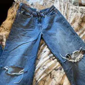 Ett par blåa utsvängda jeans köpa i somras. Använda några få gånger men är inte bekväm i dom. Jätte fin kvalite. 