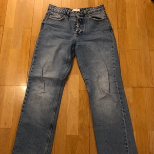 Mid rise straight jeans  - Mid rise straight jeans från Zara. Svåra att få tag på. Säljer pga för stora och långa. Köparen står för frakt!
