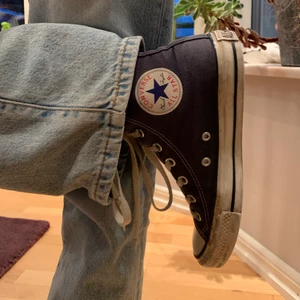 Jeans blå converse  - Trendiga höga Converse i blå färg, fina till våren! Skorna är använda, se bilder, men inga hål eller skador. Skriv för fler bilder eller frågor💕 Kolla gärna in mina andra annonser för fler Converse🥳