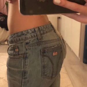 miss sixty 💞💞 - jättefina y2k miss sixty jeans! dom två första bilderna är från förra ägaren då dom var för stora på mig 😪 budgivning från 200 eller köp direkt för 550 💓 frågor = skriv privat!