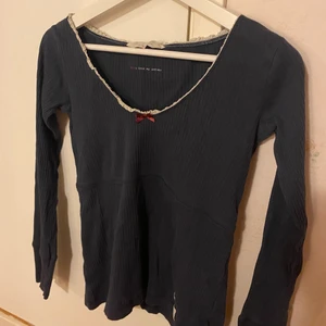 Odd Molly topp - Superfin marinblå v-ringad tröja från Odd Molly, använd bara några få gånger. Köparen står för frakten❣️