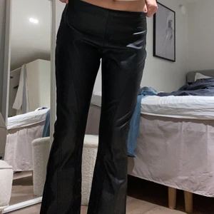 Läderbyxor - Ett par assnygga och oanvända byxor i läderimitation. De kommer från Asos och är i storlek 36. 