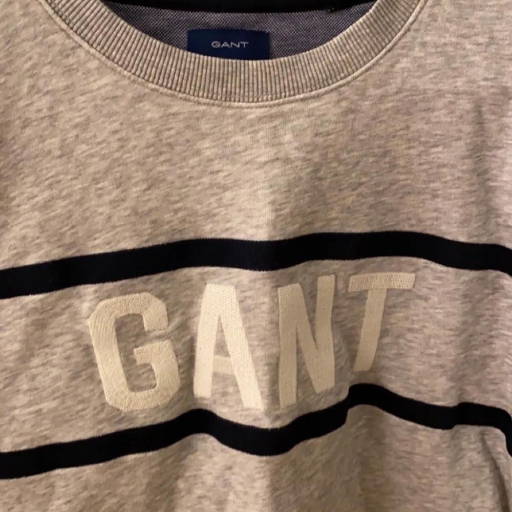 Grå Gant tröja, inga defekter. Lappen på storleken är avklippt men den är en XS eller S. Tröjor & Koftor.