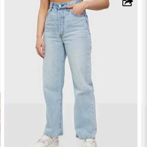 Jeans från levis i bra skick. De är kortare i modellen och storlek w27 L29. Frakt ingår i priset