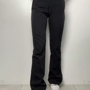 Svarta kostymbyxor - Första två bilderna är lånade från hemsidan! Säljer mina svarta bootcut kostymbyxor från Design by Si, de är långa för mig som är 175 cm lång:) Nypris 437 kr, kan frakta och då betalar köparen frakten:)  storlek xs extra length 