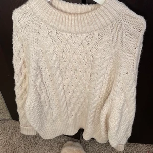 Stickad tröja - Gosig stor stickad tröja från h&m. Endast använd någon enstaka gång så i väldigt fint skick fortfarande 😊 
