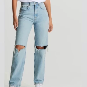 Jeans med hål - Populära jeans från Gina Tricot. 250kr INKLUSIVE frakt. 