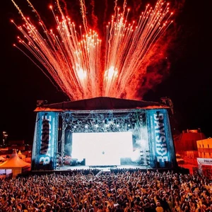 2ST BAYSIDE FESTIVAL BILJETTER - Säljer 2st bayside festival biljetter. 15-16 juli i Helsingborg. Lineupen är bl.a. kygo, odz, zara larsson, hov1 osv. Båda biljetterna är general admission 18+ (kan bytas ut till under-18 biljett på plats också).  1000kr per biljett (biljettpris på hemsidan just nu är 1599ke och kommer höjas ju närmre festivalen man kommer). 