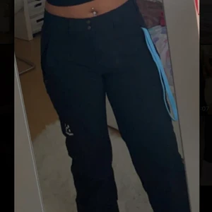 Haglöfs byxor  - Haglöfs byxor, vandrar byxor dam storlek 38. Fint skick, använt 2 gånger. Köpt för 1399kr. Priset kan diskuteras