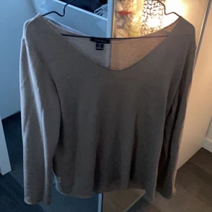 Stickad tröja  - Köptes på newyorker för ungefär 200kr säljer för 100 men vid snabb och smidig affär kan man diskutera priset. Tröjan är i jätte fint skick och passar verkligen me allt säljer pågrund av ingen användning längre. ❤️