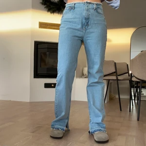 Jeans med slits - Supersnygga jeans med hög midja och slits nedtill. Från Pull&bear. Knappt använda. Storlek 40. Passar mig som vanligtvis har 38, dock lite stora i midjan. Jag är 172cm.